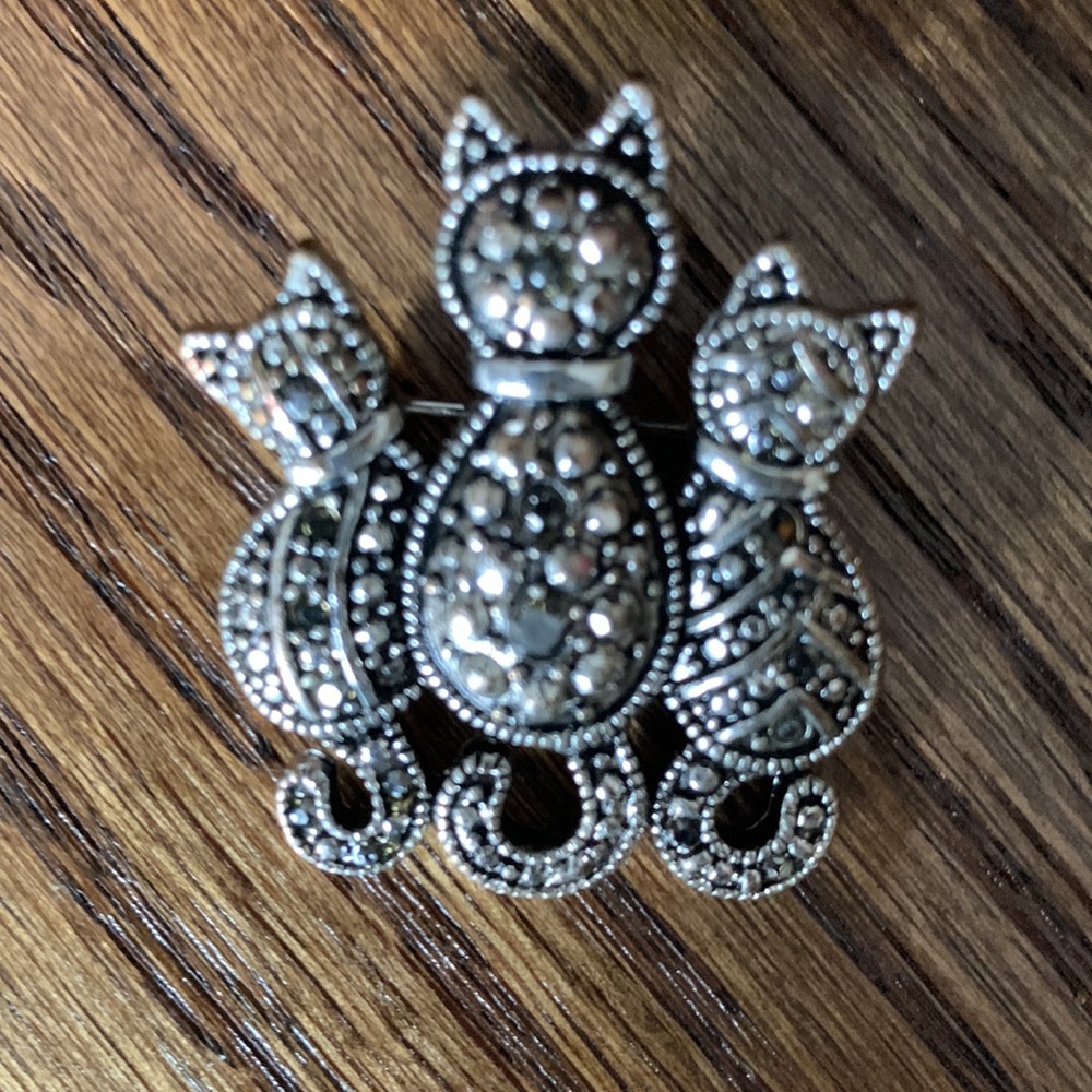 Pins for the cat lover. 9 pins in all by JJ,  TC& ? - Picture 4 of 13